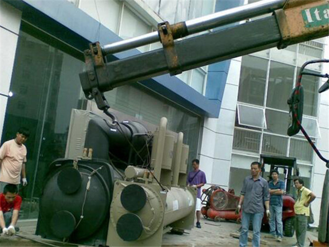 冷水江市随车吊和汽车吊的核心区别是什么？哪种更省钱？