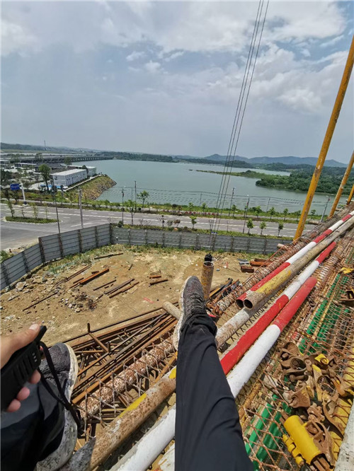 冷水江市作业中发生设备损坏或人员意外，责任怎么划分？