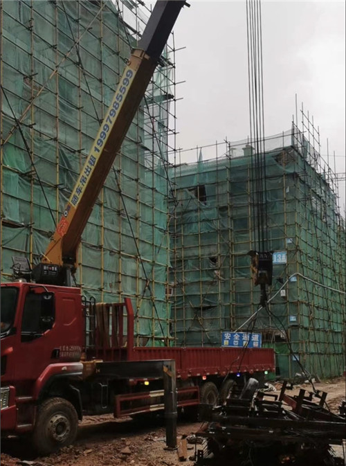 冷水江市“慢工细活”—— 吊车的 “微动控制” 技术